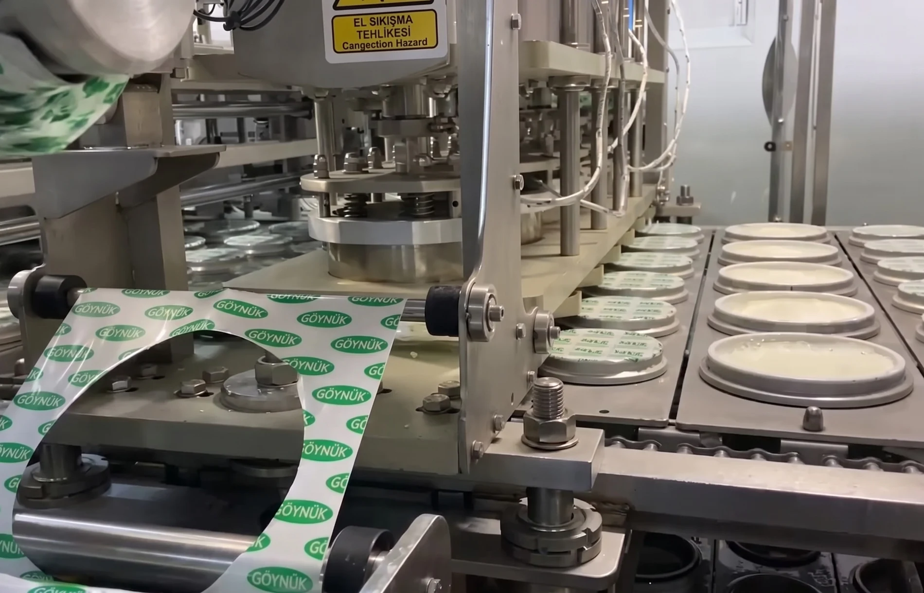 Thermal sealing station with aluminum foil reel